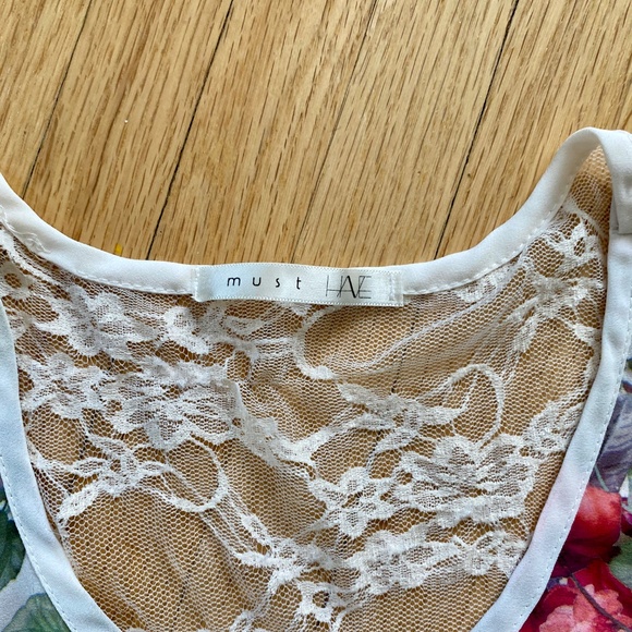 Must Have Floral Lace-Back High-Low Blouse | Sleeveless Floral Graphic – Size M - Picture 3 of 8